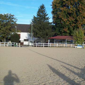 Reitplatz mit Führanlage