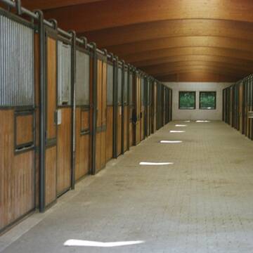 Bild: Stall in  Saarn