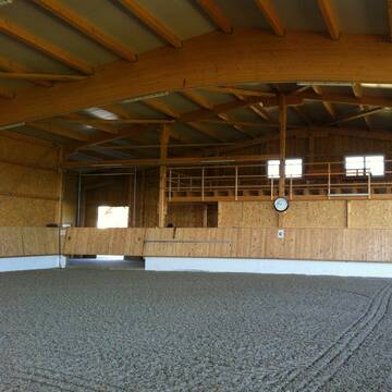 Die 20m x 40m Halle mit Dressurboden