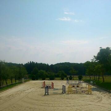 Sandplatz (21 x 61 m) mit Flutlichtanlage