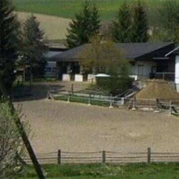 Bild: Stall in  Wald