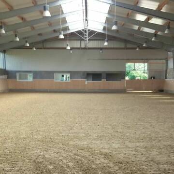 Helle Reithalle mit top Boden und Dachisolierung