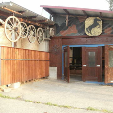 Offenstall mit großem Auslaufplatz zu den Wiesen