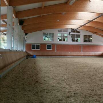Reithalle mit Blick auf Reiterstube