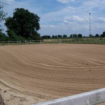 Reitplatz 50m x 25 m mit Flutlicht