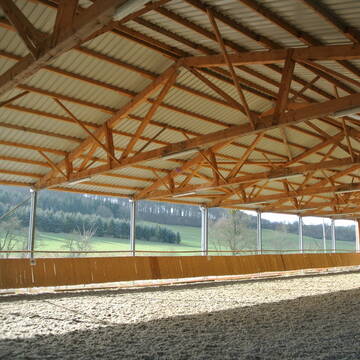 Helle neue Reithalle