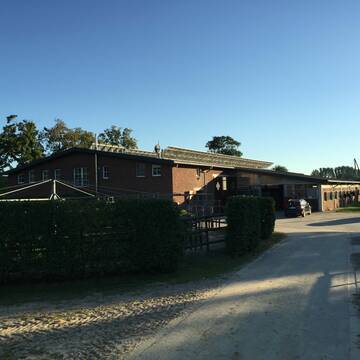 Blick auf Reithalle und Führanlage