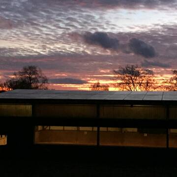 Reithalle, mit Flutlicht