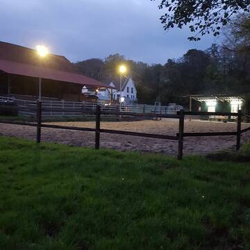 großer teilweise überdachter Offenstall für ca.