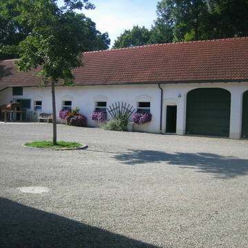 Bild: Stall in  Erdweg