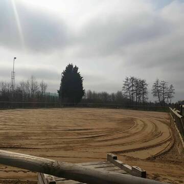 Reitplatz 20 x 40m mit Flutlicht