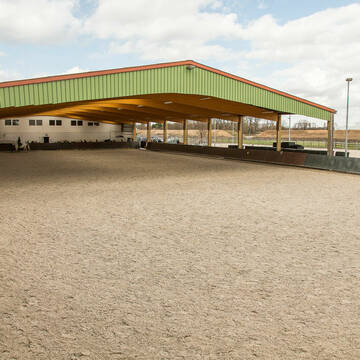 Die Reithalle mit Außenreitfläche