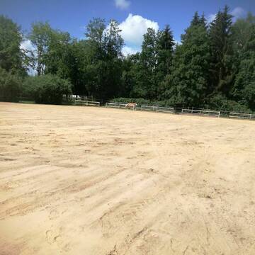 Reitplatz mit Paddocks