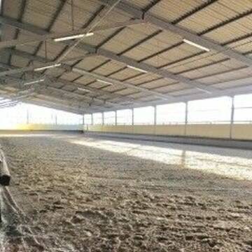 Zwei große Reithallen (20X60)