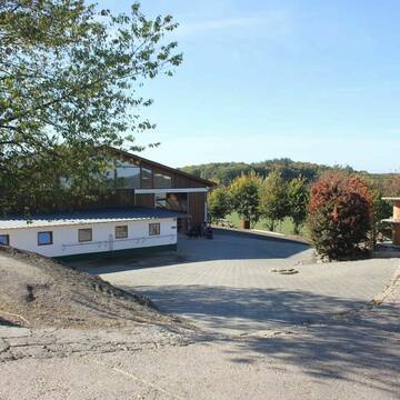 Die Halle mit Wasch- und Putzhaus