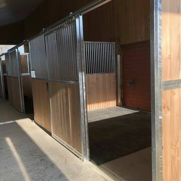 Stalltrakt mit 8 Boxen