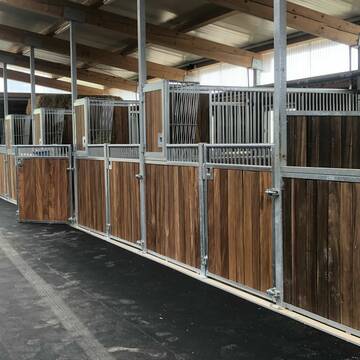 Bild: Stall in  Drackenstein