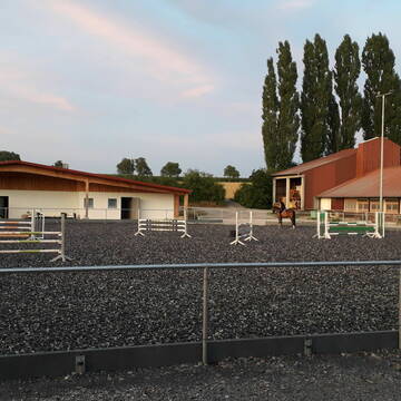 Reitplatz (dahinter Sattelkammer und Toiletten)