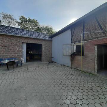 Eingang zum überdachten Putzplatz