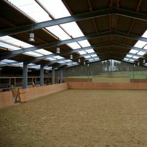 Reithalle 20x40 mit angebauten Boxen