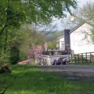 Zufahrt und Parkplätze