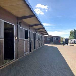 Innenhof und Ställe