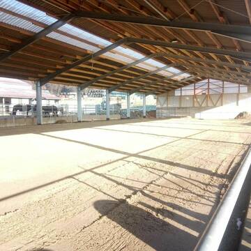 Reitplatz überdacht