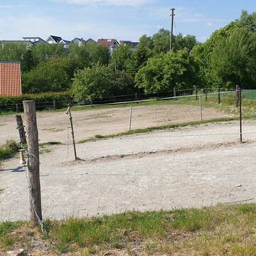 befestigte Paddocks mit Selbsttränken und Heuraufe