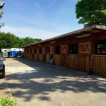 Bild: Stall in  Holm