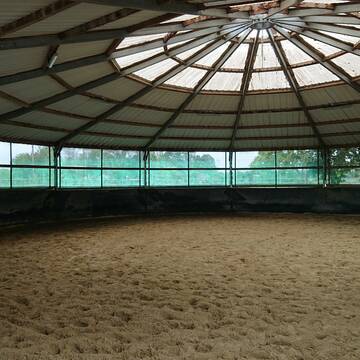 Longierhalle (Durchmesser 18 m)