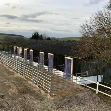 Bild: Stall in  Gleichen