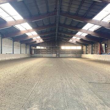 Helle Reithalle (20 m x 44 m)