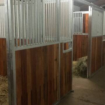 Bild: Stall in  Gleichen