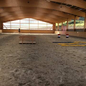 Bild: Stall in  Lederbach