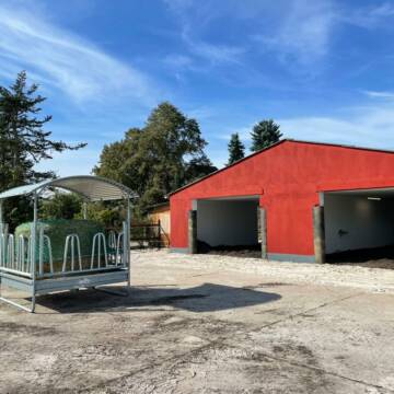 Blick auf die Liegehallen und die Heuraufe