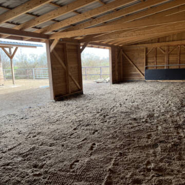 Ein Unterstand im Paddock