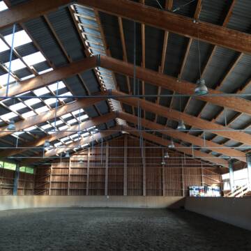 eine von zwei Reithallen