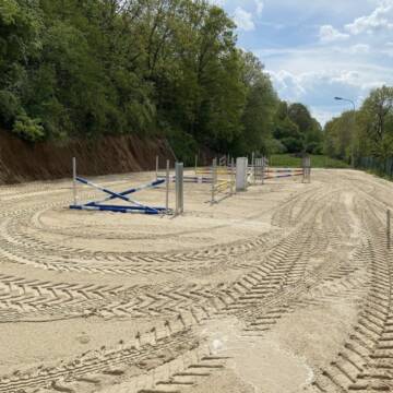 Reitplatz (20m x 60m) mit kompletten Springparcour