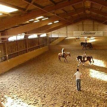 Schul- u. Privatpferde- Halle