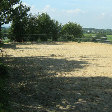 beleuchteter Sandreitplatz