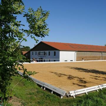 Außenplatz und Reithalle