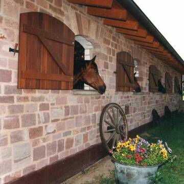 Sehr schöner Pferdestall, mit Sandsteinen gemauer