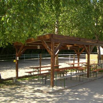 Sitzmöglichkeit mit Sandpaddock im Hintergrund