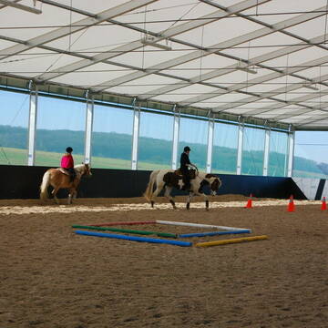 große helle Reithalle