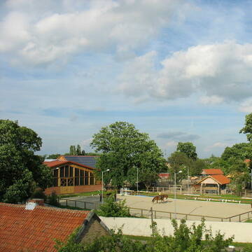 Reitplatz, dahinter Halle und Teil vom Auslauf