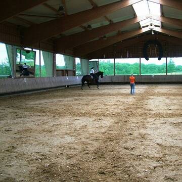 Reithalle mit Windnetzen und Lichtfirst