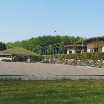 Ställe mit Reithalle und Reitplatz