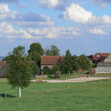 Hof mit umliegenden Weiden
