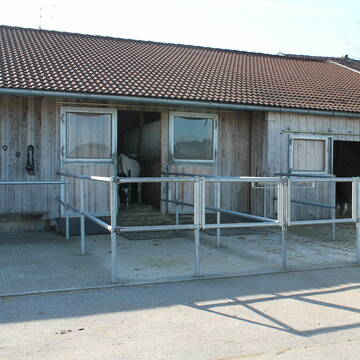 Kleiner Stall mit 4 Boxen