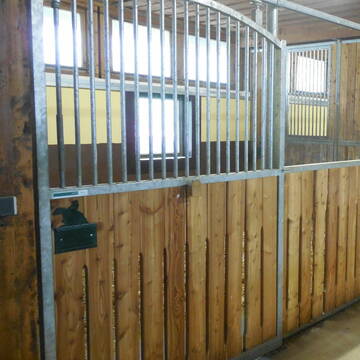 Bild: Stall in  Rennertshofen